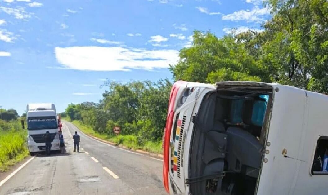 Imagem de compartilhamento para o artigo Ônibus colide em carreta parada e tomba na MS-240 entre Paranaíba e Inocência da MS Todo dia